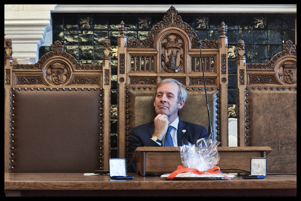 Onder het toeziend oog van Burgemeester Lieven Dehandschutter